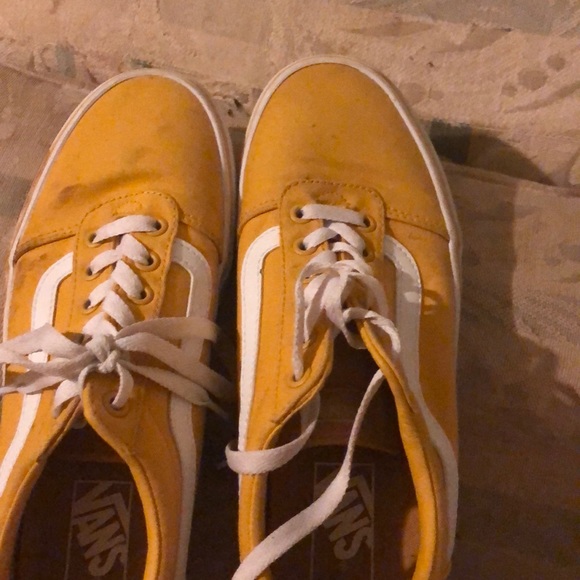 A pair of size 9 vans - Picture 2 of 4